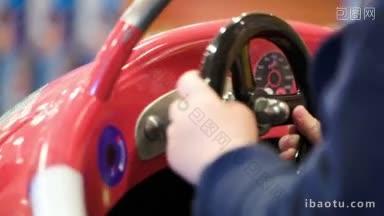 一个小孩驾驶摇摆的玩具车的特写镜头